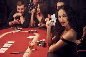 Pengguna ponsel menjelajahi Slot Fortune Ox